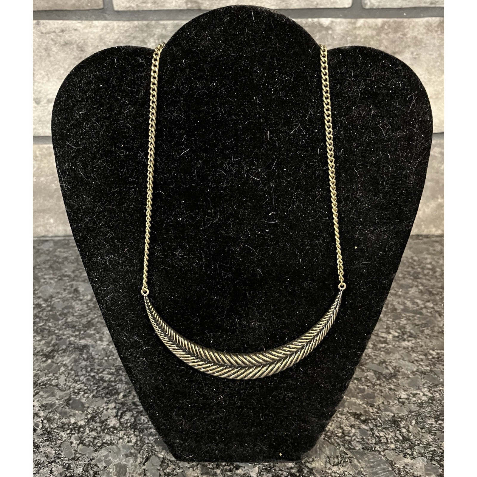 Vtg 21 Antique Brass Colored Necklace WWide U-Shaped Ribbed Center Accent 10$